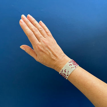 Brazalete Telar Plata Medio Difuminado Rojo